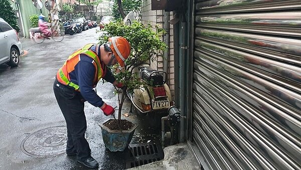 福祿里定期清掃水溝淤泥。圖/取自呂春蘭臉書粉絲專頁