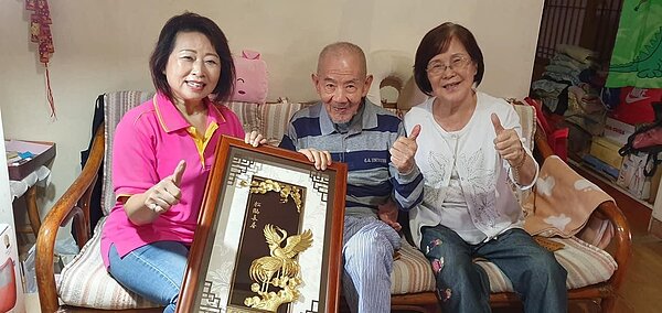春蘭里長頒獎關懷里內長者。圖/取自呂春蘭臉書粉絲專頁