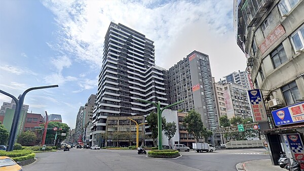 近年台北市零星爛尾樓,後續多有業者接手續建,重現市場後完銷。(圖/翻攝GoogleMap)