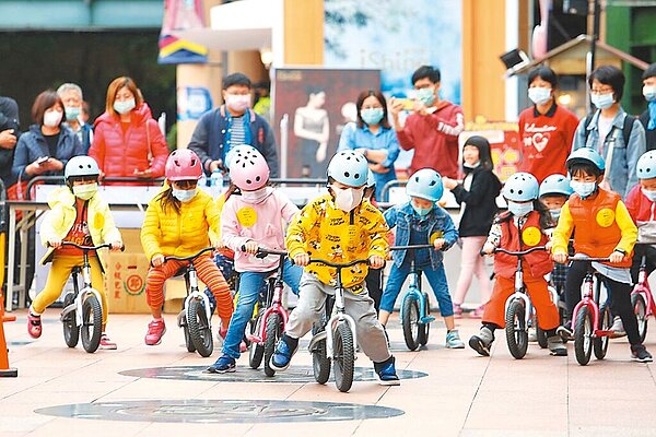 新北市歡樂耶誕城本周末19、20日將推出「運動派對」,有超夯的「音速小子滑步車」。(新北市體育處提供/葉德正新北傳真)