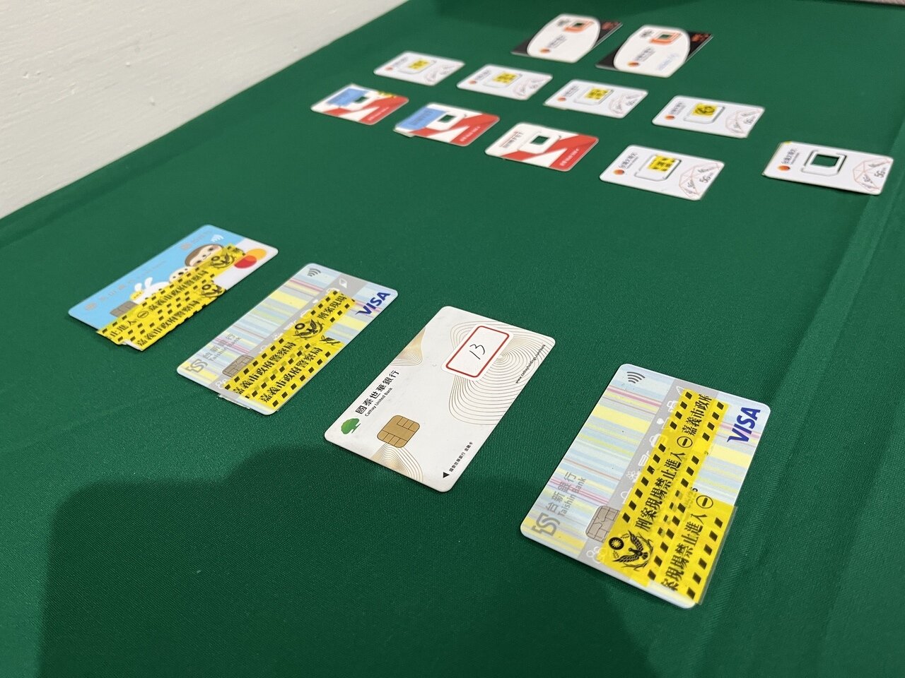 詐騙集團提款卡及通訊設備。記者李宗祐/攝影