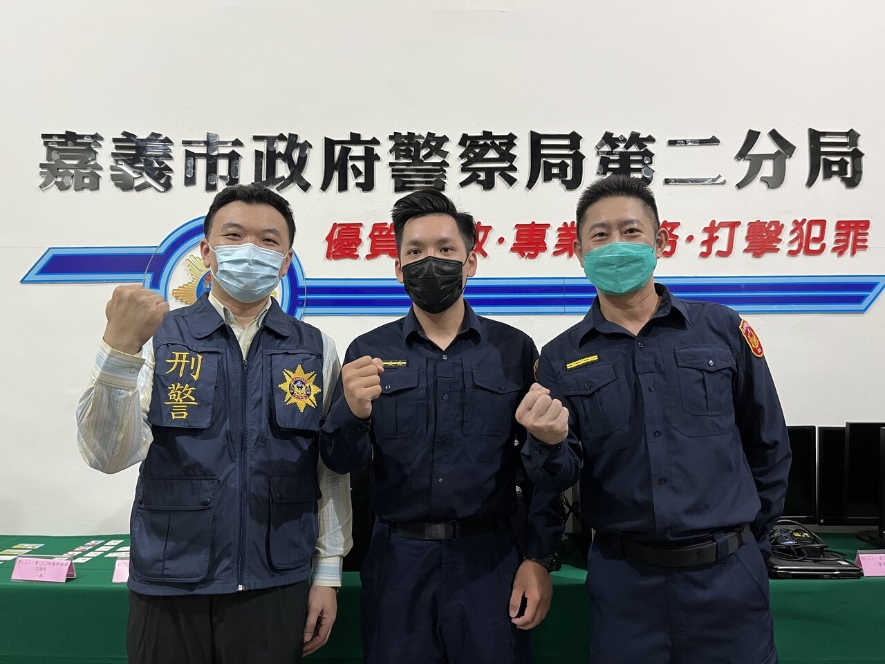 嘉義市二分局警員李悅齊落實警勤區查訪與居民建立良好關係,進而破獲詐騙機房。左為偵查隊長李思瑩、右為副分局長黃國欽。記者李宗祐/攝影