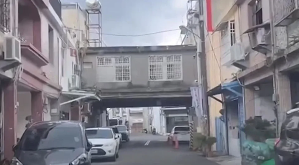 屏東恆春鎮出現懸空屋,成為大家熱議的話題。圖/東森新聞