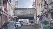底下是馬路！網路熱議「懸空屋」像橋又像涵洞