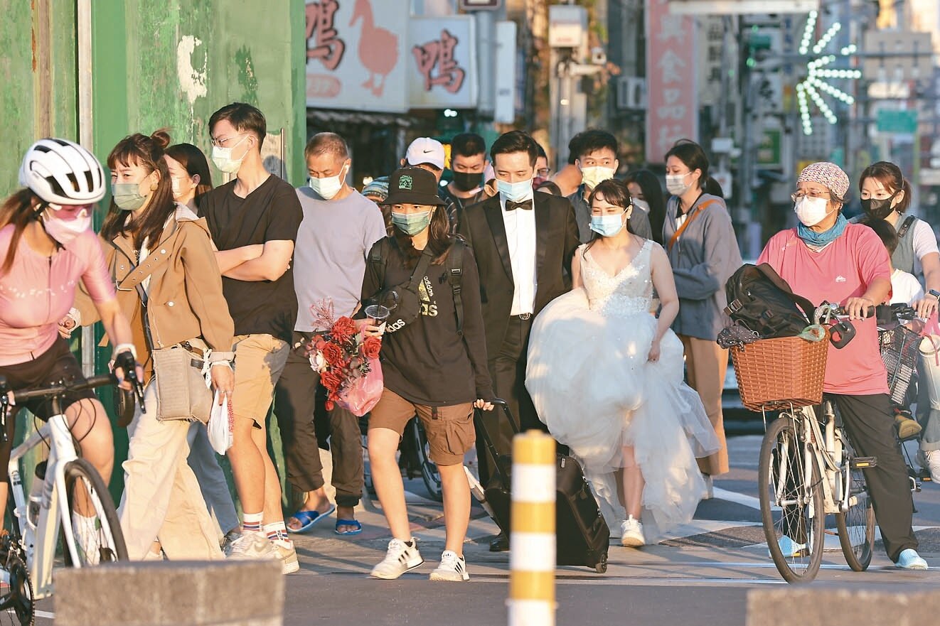 疫情連續五周下降,對於口罩第一階段解禁時間,指揮中心指揮官王必勝表示,視這周疫情狀況,有機會下周宣布。記者許正宏/攝影