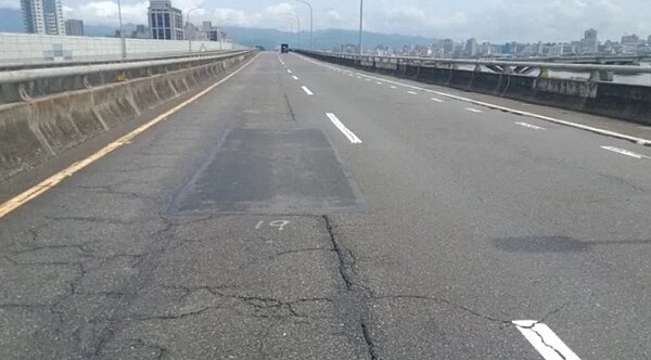 新北環快是往來新北各地要道，長期大量使用，路面破損補丁，將重鋪柏油改善。圖／新北工務局提供