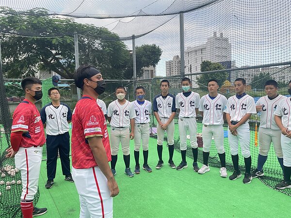 ▼ 味全龍球員曾陶鎔回到家鄉花蓮傳授小球員球技(頂新和德文教基金會提供)