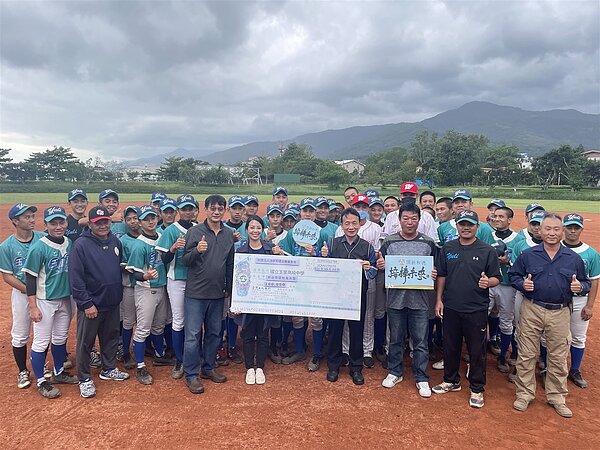 ▼玉里高中球員大合照(頂新和德文教基金會提供)