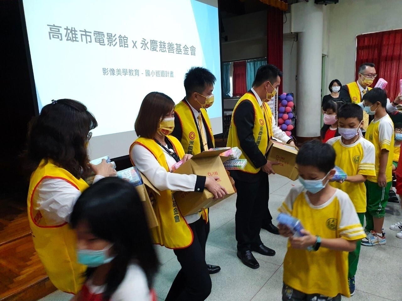 永慶不動產高雄中華藝校加盟店店東郭銘揮和夥伴們除了跟孩童共同欣賞影片,更贈送彩色筆和CKS喜克斯文具廠商贊助的文具禮盒給同學。永慶不動產高雄中華藝校加盟店店東郭銘揮和夥伴們除了跟孩童共同欣賞影片,更贈送彩色筆和CKS喜克斯文具廠商贊助的文具禮盒給同學。圖/永慶房產集團提供