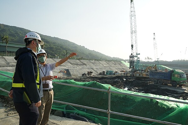 高雄副市長羅達生（左）在台積電高雄廠資深經理李明利陪同下進入廠區視察工廠基樁施工進度。圖／經發局提供