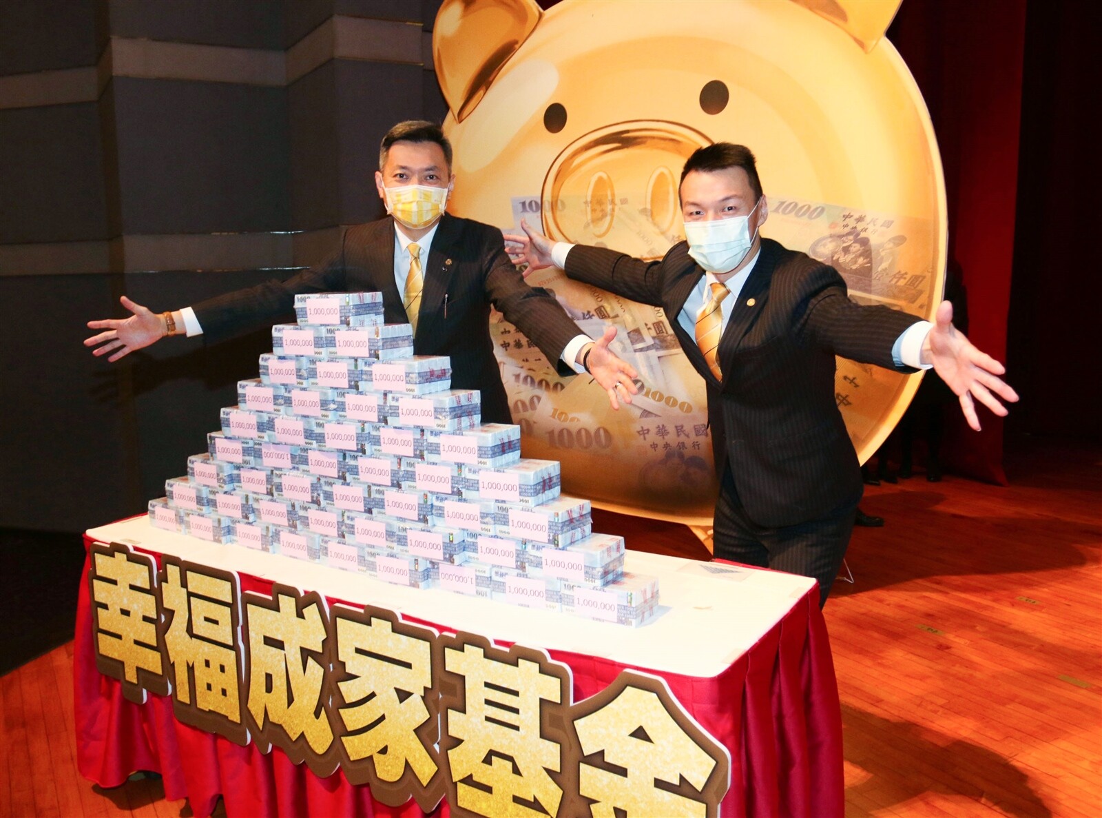 永慶經紀人除了業績獎金,每人每年還有最高250萬的「幸福成家基金」可以爭取,去年永慶即大方發出1.1億元獎金,超過500位經紀人受惠。圖/永慶房產集團