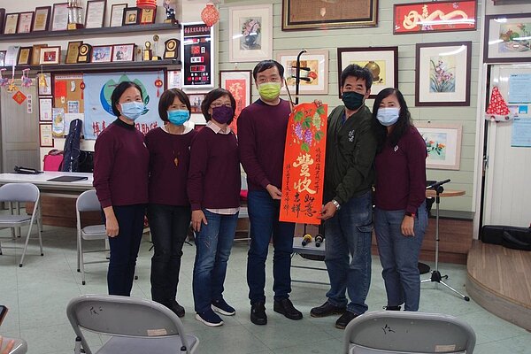 吳坤輝贈送春聯給二胡老師張明雄。圖片由吳坤輝里長提供
