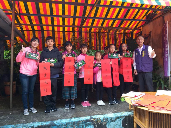 文山區景美里春節揮毫送春聯活動。圖片由景美里粉絲專頁提供。
