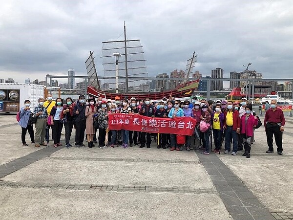 興得里舉辦長青樂活遊台北活動，里民踴躍參與。圖／取自台北市鄰里服務網
