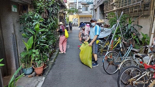 興得里環保志工辛勤地維護里內整潔。圖／取自台北市鄰里服務網