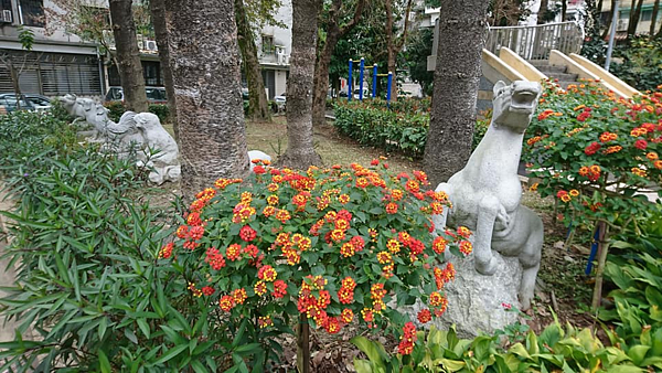 文山區興福里興福公園內的十二生肖石雕。圖片由興福里臉書粉絲專頁提供。
