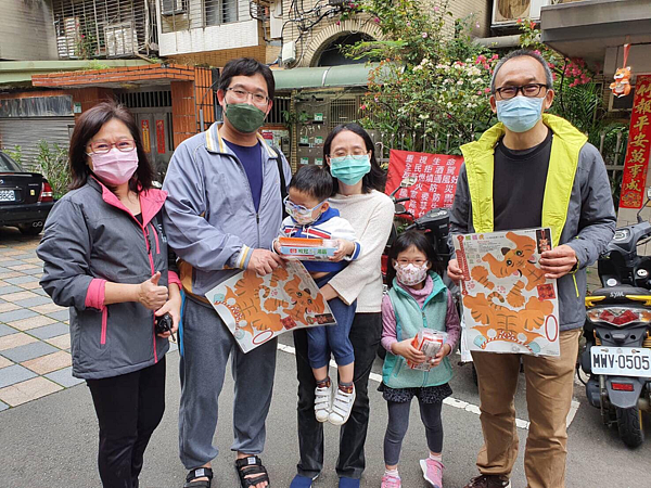 文山區興福里111年度元宵節發放燈籠活動。圖片由興福里臉書粉絲專頁提供。
