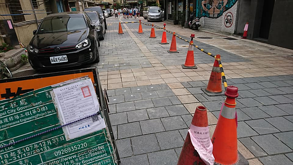 文山區興福里祖師廟前石磚路全面檢修。圖片由興福里臉書粉絲專頁提供。
