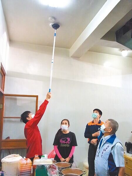 雲林縣住警器安裝率全台第1,雲縣府為持續強化住宅防火對策,展開汰舊換新計畫。(張朝欣攝)