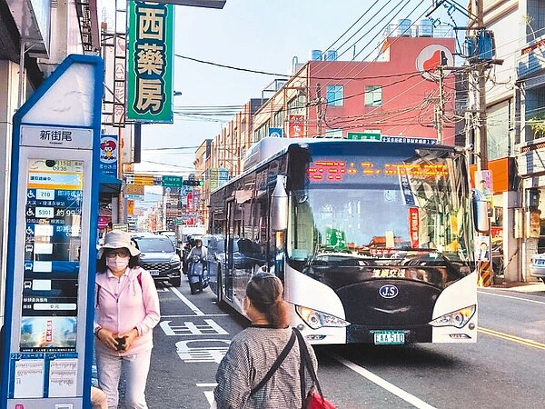 桃園花彩節雙北遊客多,抱怨710線大溪往永寧捷運站班車少搭不上,農業局與交通局協調即起增班改善。(陳治文提供/呂筱蟬桃園傳真)