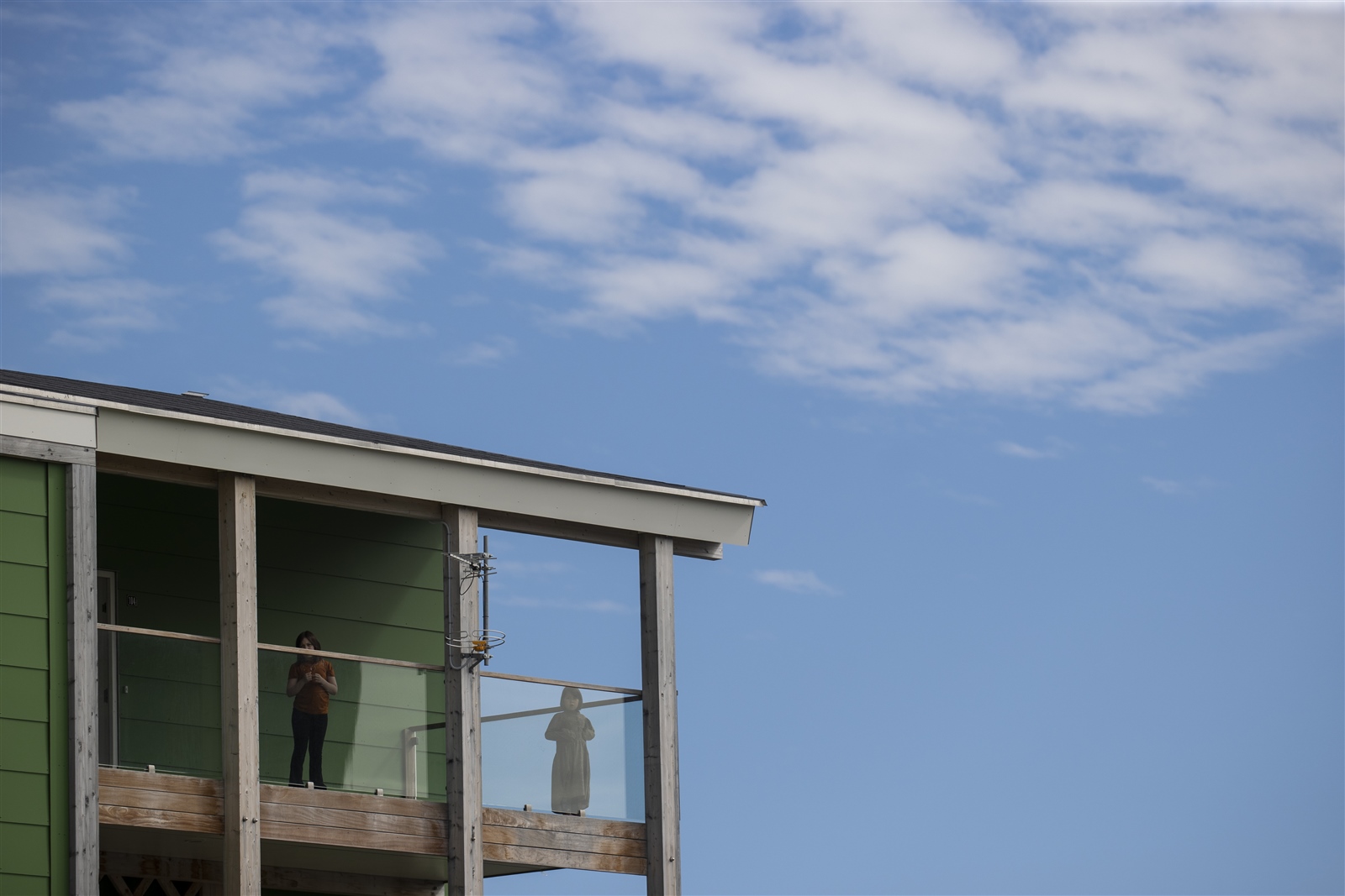 青少年的高自殺率是格陵蘭不可忽視的重大問題，兩名孩童站在高樓望著戶外風景。記者余承翰／攝影 