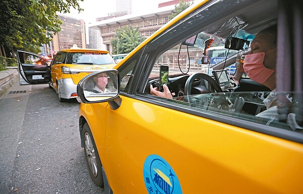 北北基計程車運價八年沒漲,除了去年疫情重創司機收入,今年物價又飆漲,加上派遣叫車平台高抽成,運將盼調高起跳價。記者陳正興/攝影