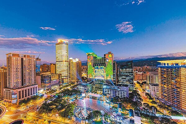 新北歡樂耶誕城11日開城,首周末活動吸引超過65萬人次參與。(新北市觀旅局提供/陳慰慈新北傳真)