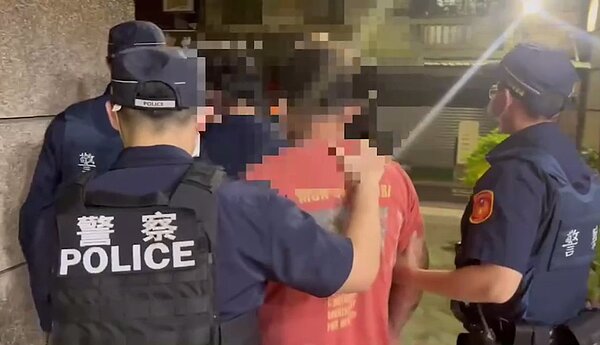 在大街上打架的２名陳姓男子，最後都被帶回派出所。記者林昭彰／翻攝