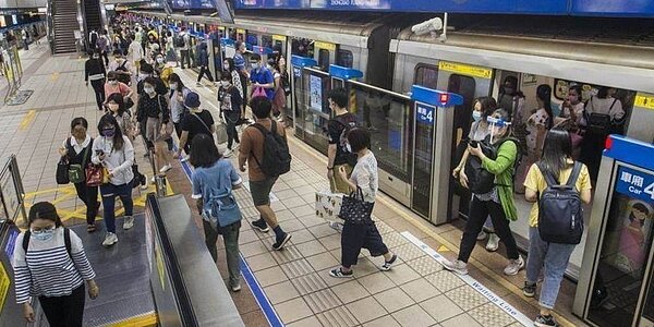 捷運裡無照賣保險的店舖「保險之家」已違法。圖／中時報系資料照