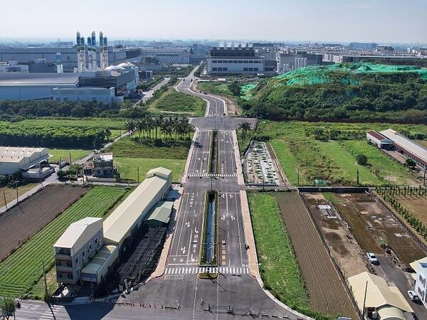 南科特定區10-30M（安定東路向東延伸）計畫道路開闢工程完工通車。（圖／台南市政府）