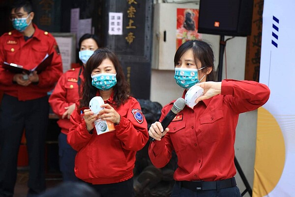消防同仁努力推廣安裝住警器已收成效。圖/台中市府提供