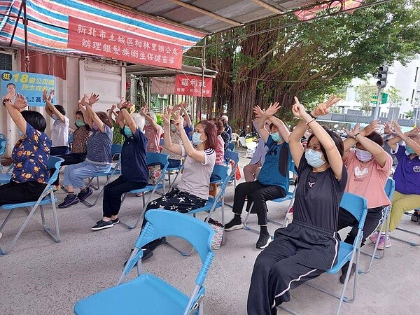 柑林里興辦銀髮族養生班，推出內容豐富的樂齡課程，包含醫學氣功。圖／取自張育誠里長臉書專頁