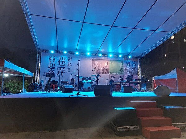 「新北巷弄藝起來」巡演地點安排在柑林里旁的公園，張里長邀請大家一同在優美歌聲中團聚賞月。圖／取自張育誠里長臉書專頁