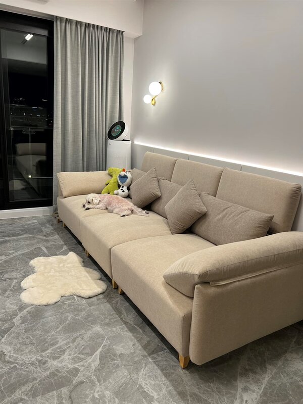 舒子晨新家客廳以白、灰、黑為主色搭配奶油色沙發。圖／摘自舒子晨Nikita臉書粉絲專頁