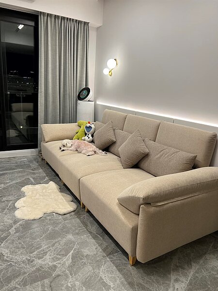 舒子晨新家客廳以白、灰、黑為主色搭配奶油色沙發。圖／摘自舒子晨Nikita臉書粉絲專頁