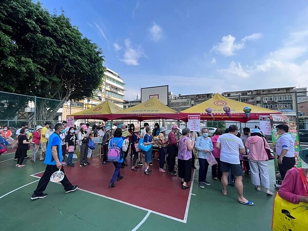 復勢里舉辦中秋節活動，民眾踴躍參與。圖／取自「松山樂生活 X 有你有我」臉書
