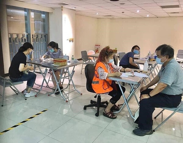 復勢里里民到醫院施打疫苗。圖／徐麗雲里長提供
