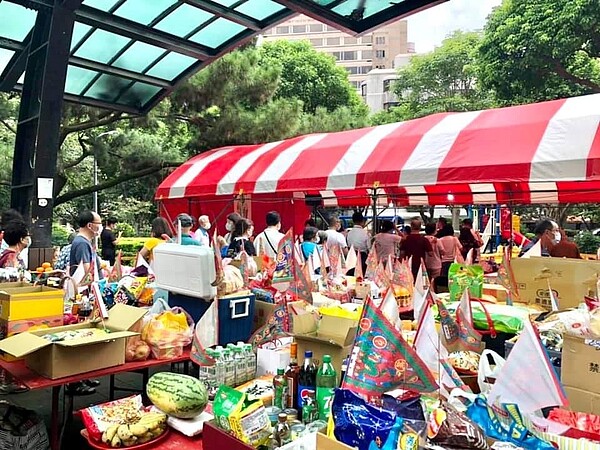 中正里為中元節活動準備許多供品。圖／取自「松山樂生活 X 有你有我」臉書
