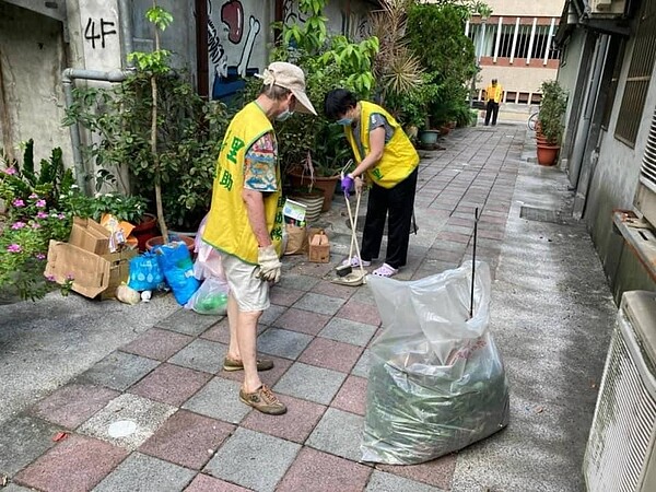 里民們清掃介壽里的環境。圖／蔡錦文里長提供
