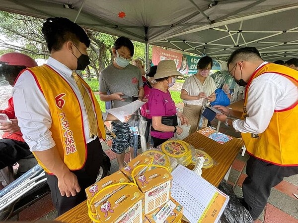 介壽里與永慶房屋合作舉辦中秋節活動。圖／取自「松山樂生活 X 有你有我」臉書
