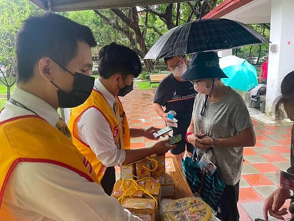 介壽里民眾領取端午節禮品。圖／蔡錦文里長提供
