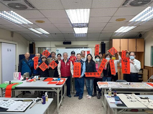 復建里舉辦書法教學暨贈春聯活動。圖／林坤信里長提供
