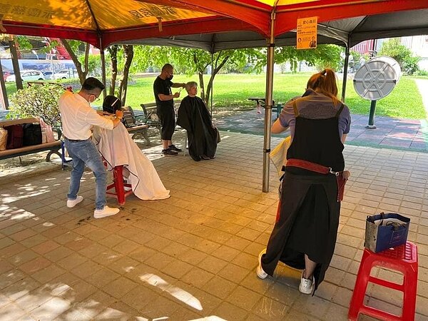 專業理髮師到復建里進行義剪。圖／取自「松山樂生活X 有你有我」臉書
