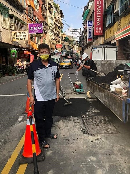 搶修路不平。圖／易小滿攝