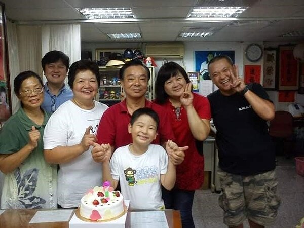 榮文里長與里民關係密切。圖/取自「Denny Hsu」臉書專頁