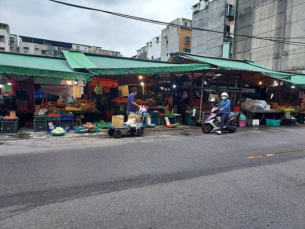 攤商林立的峰廷里。圖／易小滿攝