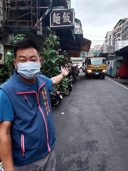 里長林獻章提醒交通安全的重要。圖／易小滿攝