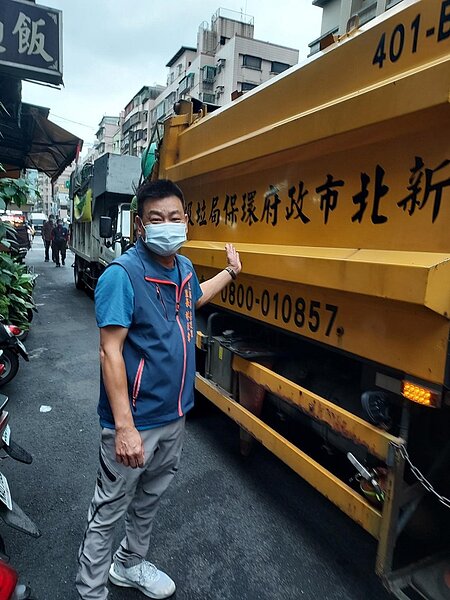 垃圾車加開一班。 圖／易小滿攝