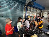 新富里里長許睦燦　疫苗接種