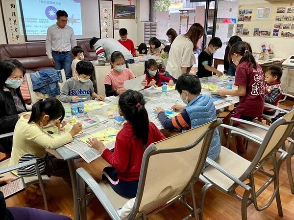 孩子們利用沙畫繪畫經國號戰機。圖／蔡錦文里長提供
